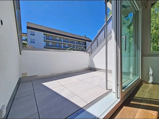 «Wohnen wie im eigenen Haus: Stilvolle, möblierte 93m² Dachwohnung mit hohem Dach (befristet 2 Jahre)»