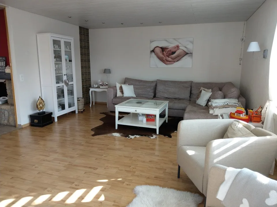 Grosszügige 4 Zimmer Wohnung im erhöhten EG mit grosser Terrasse