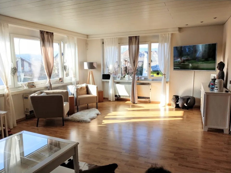 Grosszügige 4 Zimmer Wohnung im erhöhten EG mit grosser Terrasse
