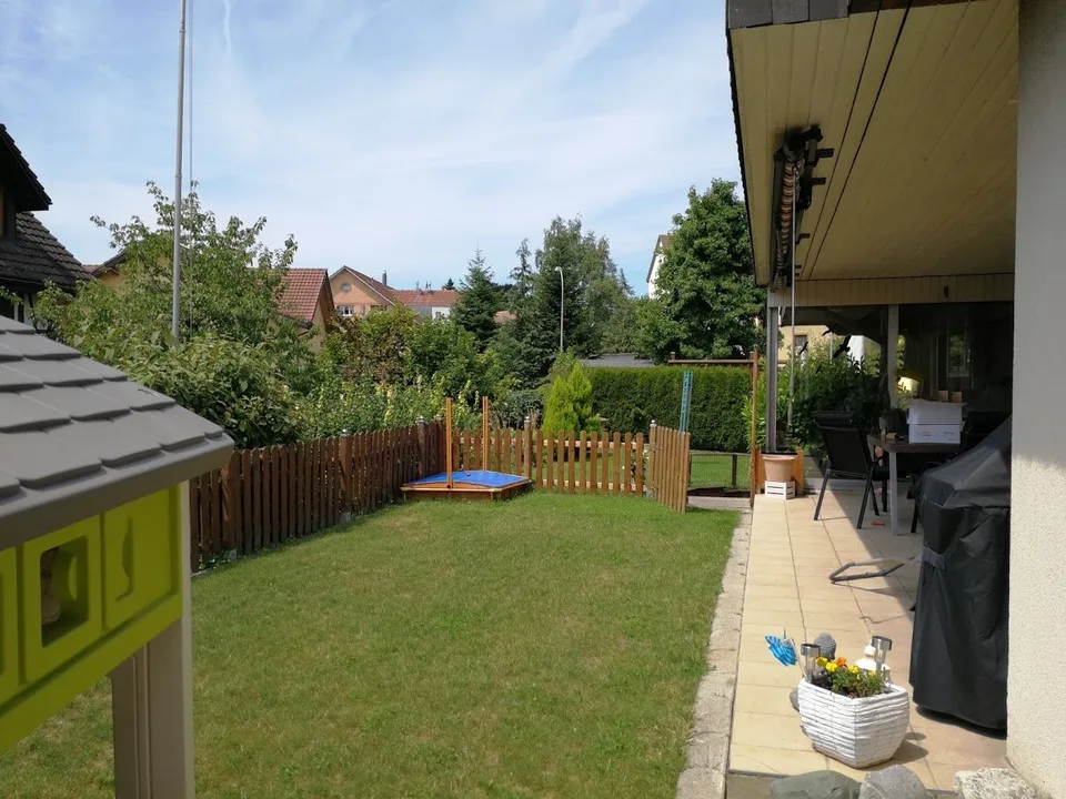 Grosszügige 4 Zimmer Wohnung im erhöhten EG mit grosser Terrasse