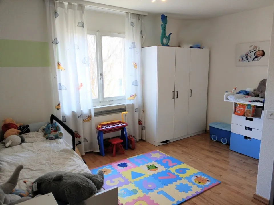 Grosszügige 4 Zimmer Wohnung im erhöhten EG mit grosser Terrasse