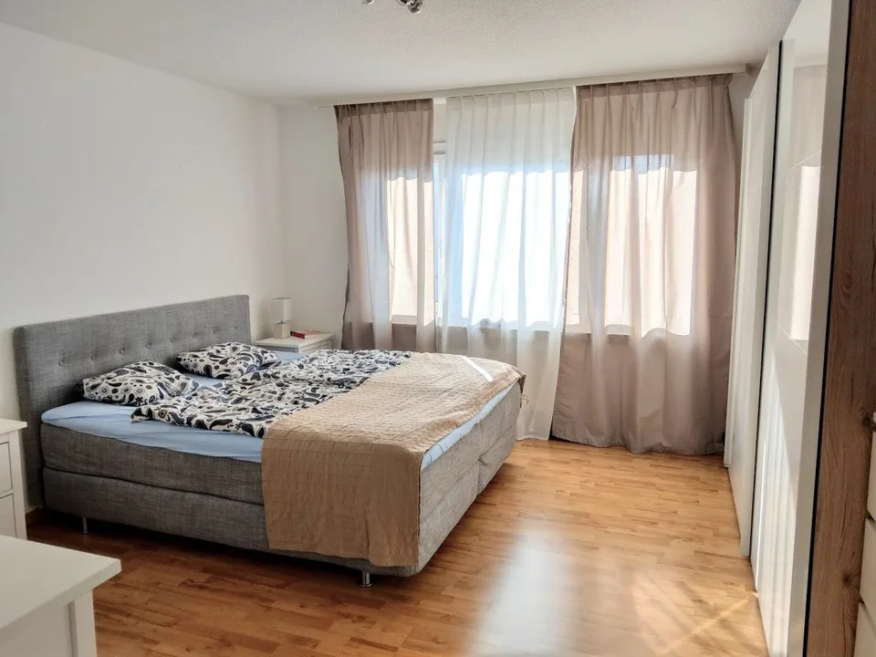 Grosszügige 4 Zimmer Wohnung im erhöhten EG mit grosser Terrasse