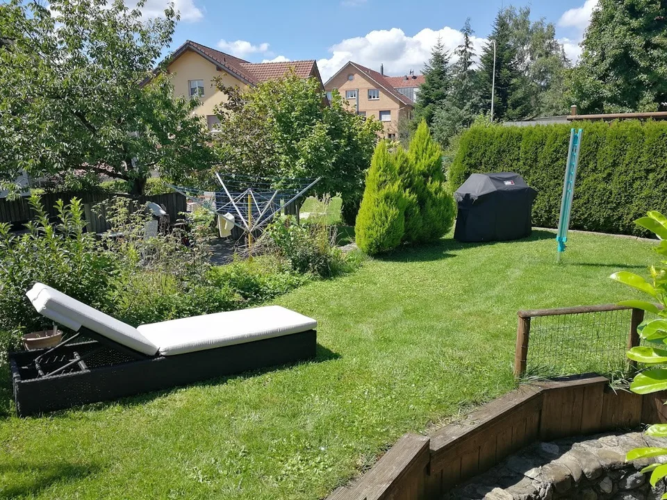 Grosszügige 4 Zimmer Wohnung im erhöhten EG mit grosser Terrasse