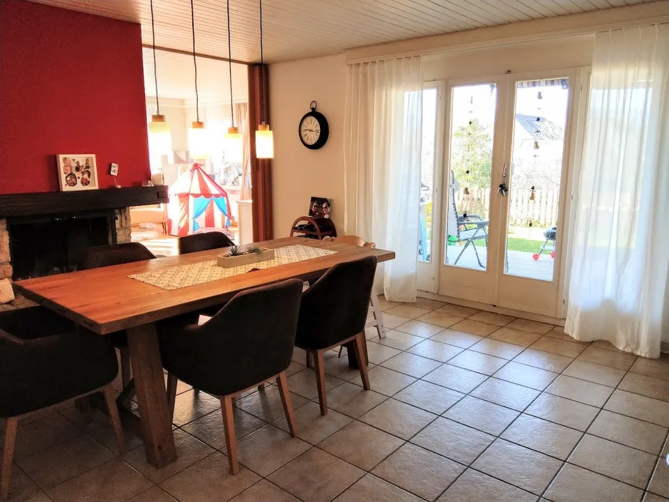 Grosszügige 4 Zimmer Wohnung im erhöhten EG mit grosser Terrasse