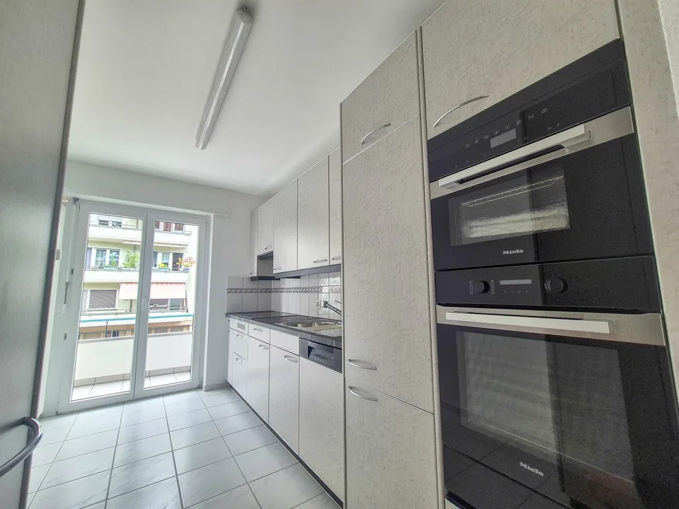 Erstvermietung: 107 m² auf 3.5 Zimmer am Zolli komplett renoviert, 2 Balkone und Wintergarten