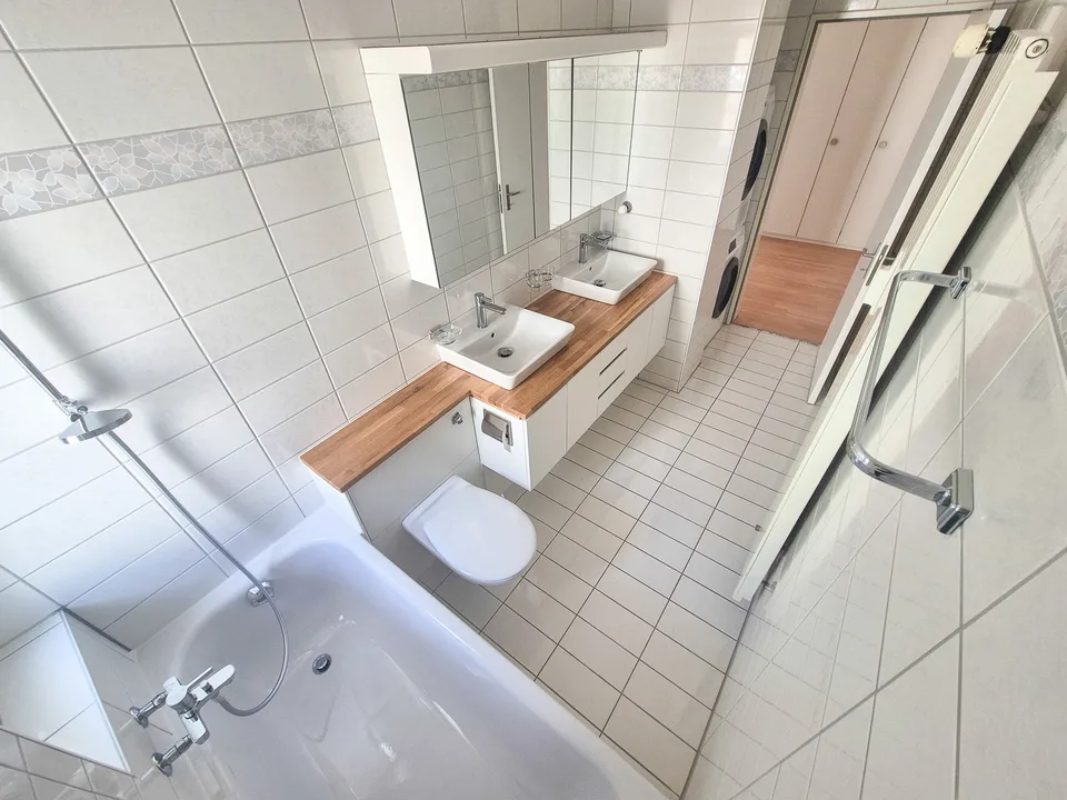 Erstvermietung: 107 m² auf 3.5 Zimmer am Zolli komplett renoviert, 2 Balkone und Wintergarten