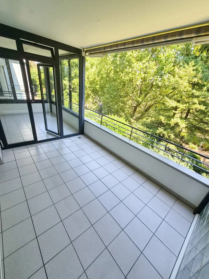 Erstvermietung: 107 m² auf 3.5 Zimmer am Zolli komplett renoviert, 2 Balkone und Wintergarten