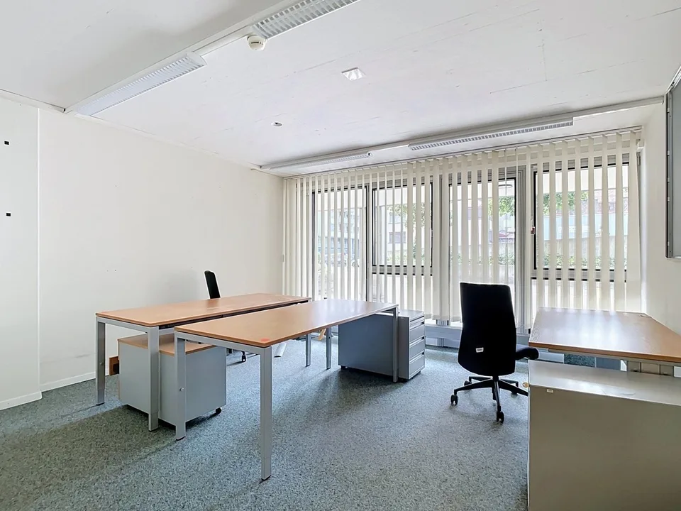 SURFACE COMMERCIALE DE 860 M² ENV. DIVISIBLE AU REZ-DE-CHAUSSÉE – foto 2 di 11
