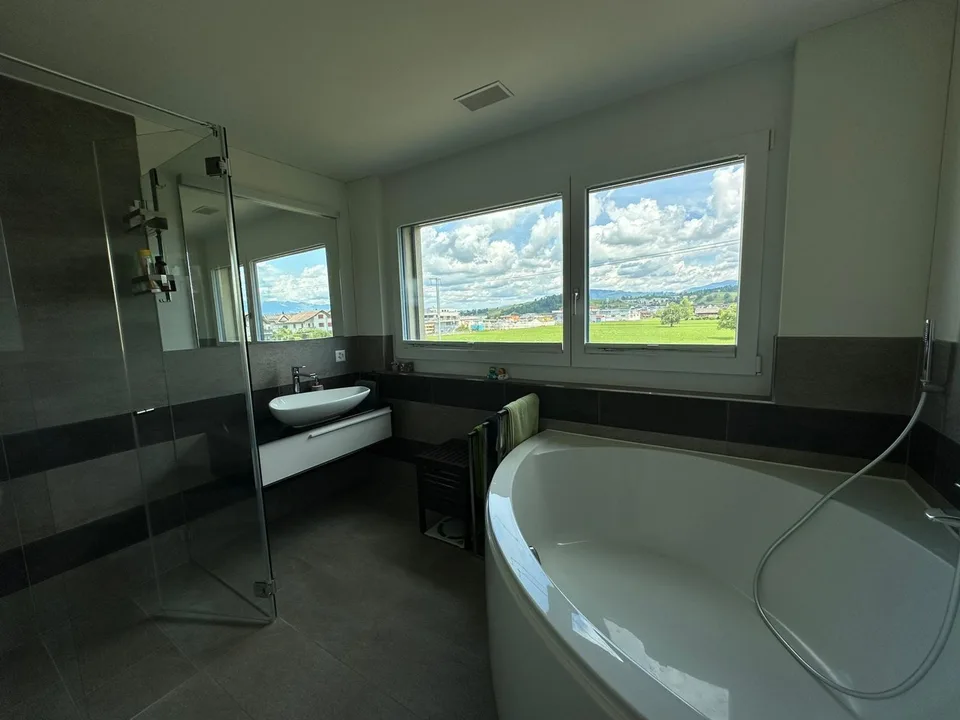 4.5-Zimmer-Wohnung an ruhiger Lage mit wunderschöner Aussicht