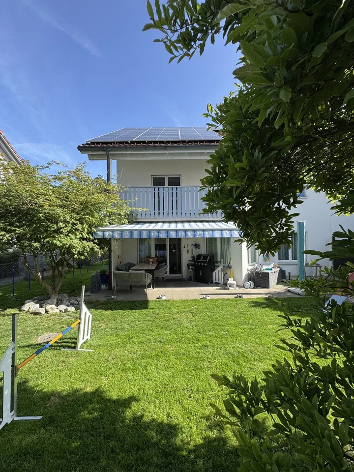 Charmantes 7.5-Zimmer-Doppeleinfamilienhaus in Wolfhausen – Foto 26 von 36