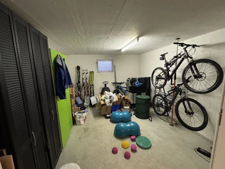 Charmantes 7.5-Zimmer-Doppeleinfamilienhaus in Wolfhausen – Foto 19 von 36