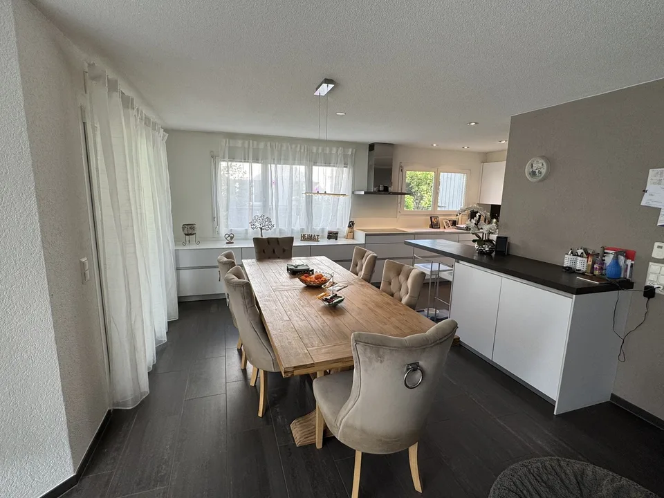 Charmantes 7.5-Zimmer-Doppeleinfamilienhaus in Wolfhausen – Foto 1 von 36