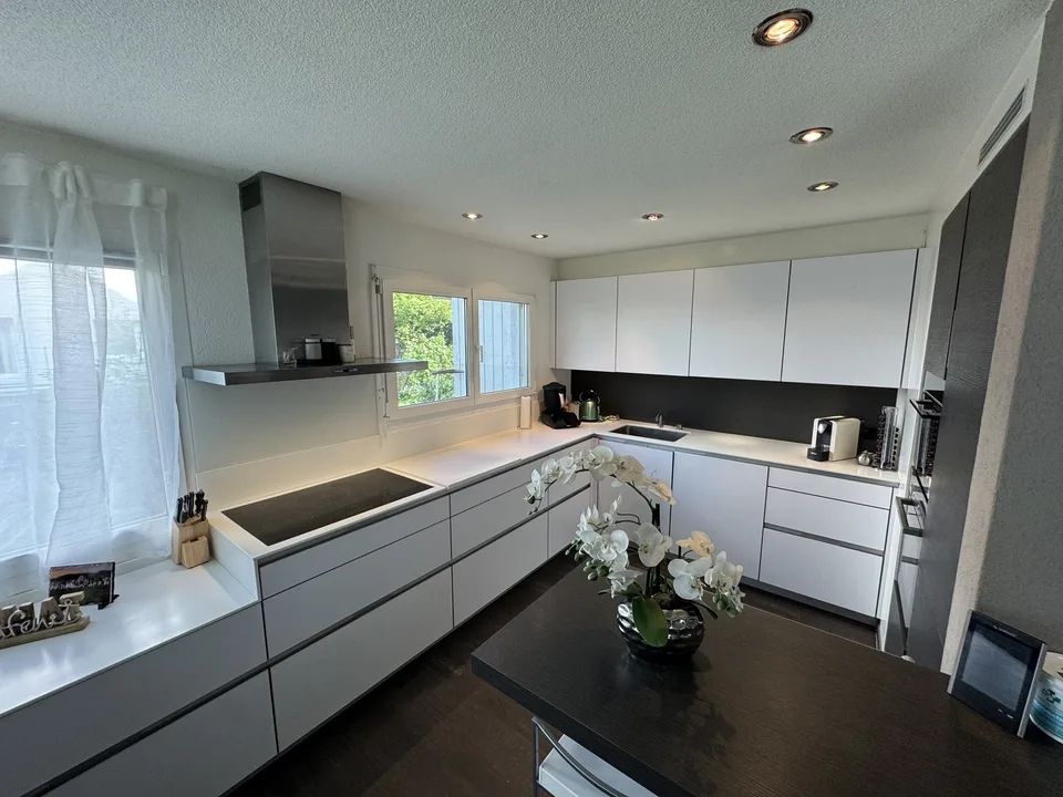 Charmantes 7.5-Zimmer-Doppeleinfamilienhaus in Wolfhausen – Foto 3 von 36
