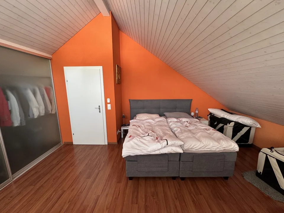 Charmantes 7.5-Zimmer-Doppeleinfamilienhaus in Wolfhausen – Foto 16 von 36