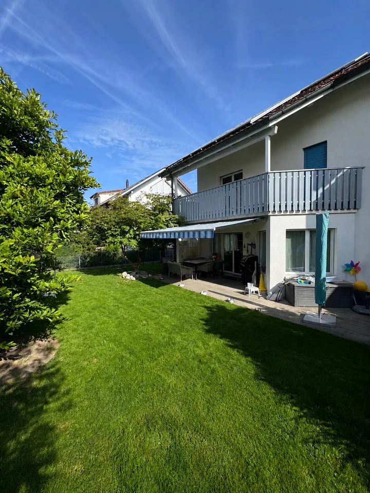 Charmantes 7.5-Zimmer-Doppeleinfamilienhaus in Wolfhausen – Foto 2 von 36