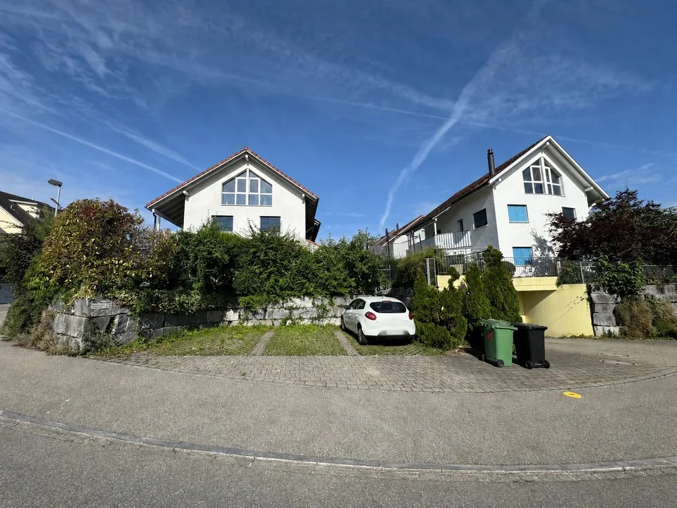 Charmantes 7.5-Zimmer-Doppeleinfamilienhaus in Wolfhausen – Foto 22 von 36