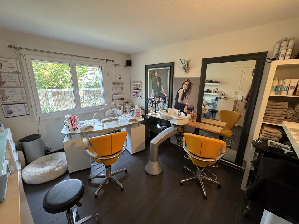 Charmantes 7.5-Zimmer-Doppeleinfamilienhaus in Wolfhausen – Foto 6 von 36