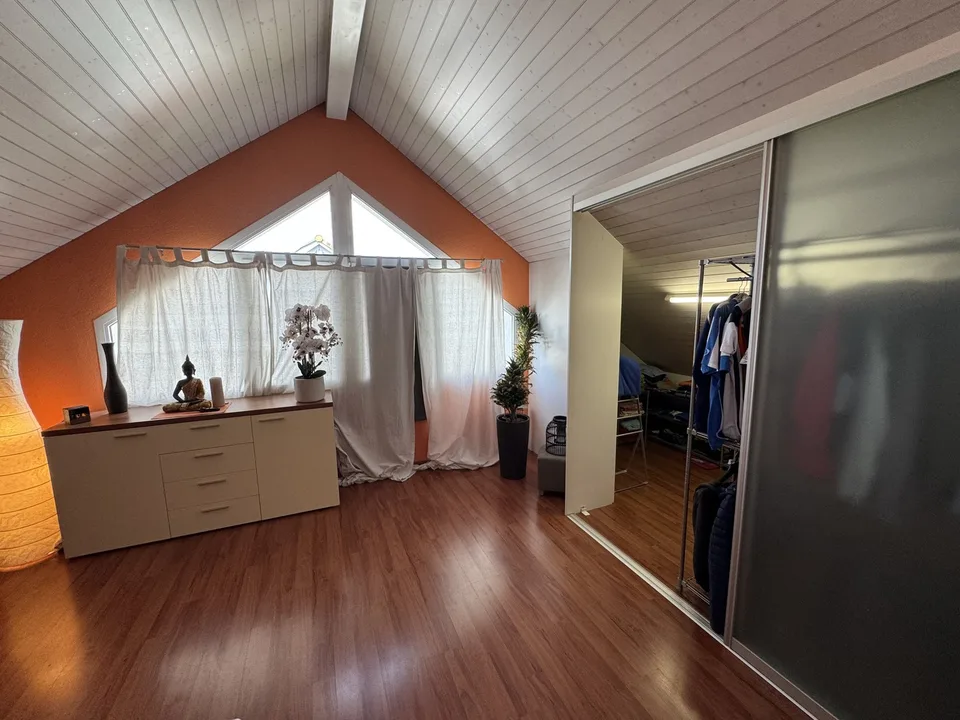 Charmantes 7.5-Zimmer-Doppeleinfamilienhaus in Wolfhausen – Foto 17 von 36
