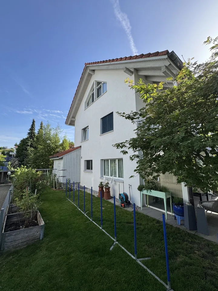 Charmantes 7.5-Zimmer-Doppeleinfamilienhaus in Wolfhausen – Foto 25 von 36