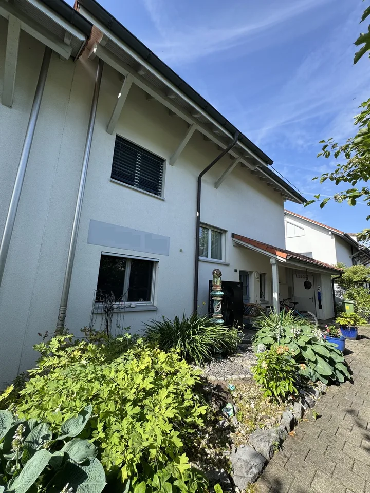 Charmantes 7.5-Zimmer-Doppeleinfamilienhaus in Wolfhausen – Foto 23 von 36