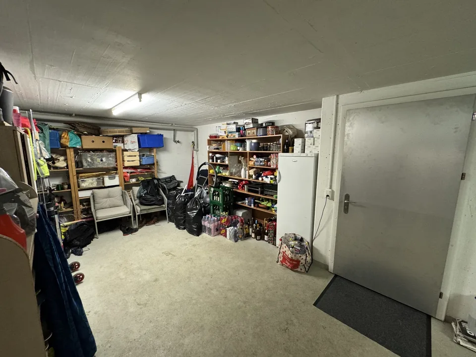 Charmantes 7.5-Zimmer-Doppeleinfamilienhaus in Wolfhausen – Foto 18 von 36