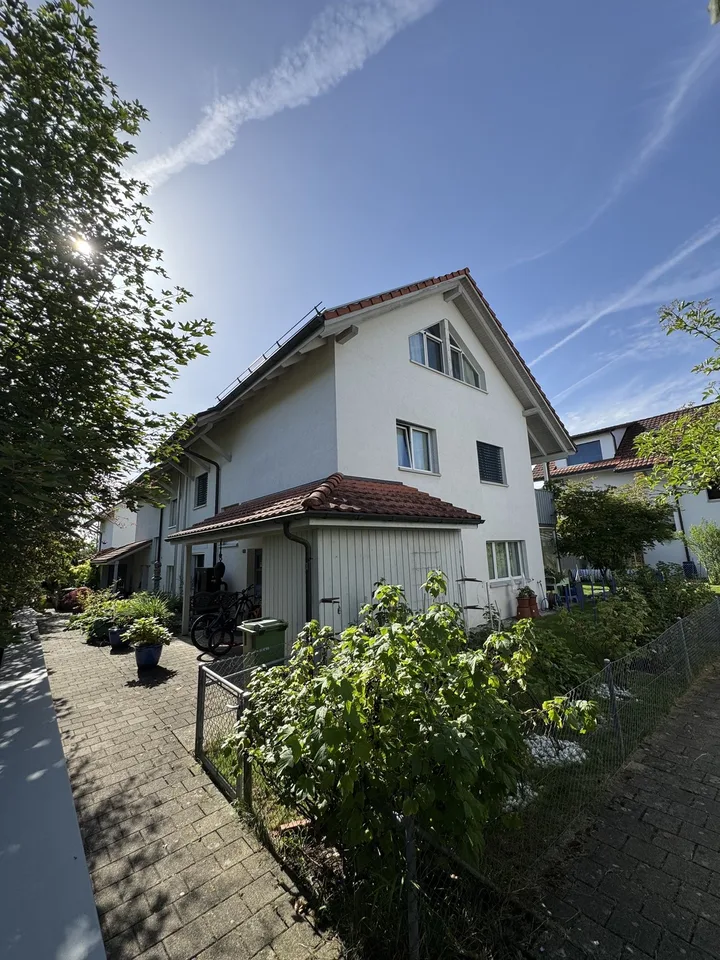 Charmantes 7.5-Zimmer-Doppeleinfamilienhaus in Wolfhausen – Foto 24 von 36