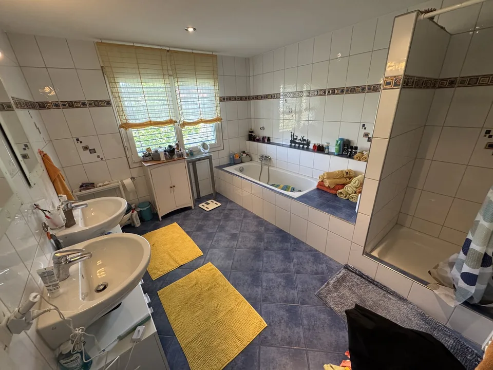 Charmantes 7.5-Zimmer-Doppeleinfamilienhaus in Wolfhausen – Foto 9 von 36