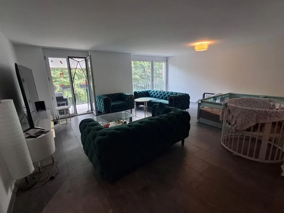 Helle 3,5-Zimmer-Wohnung mit zwei Balkonen und großem Wohnzimmer