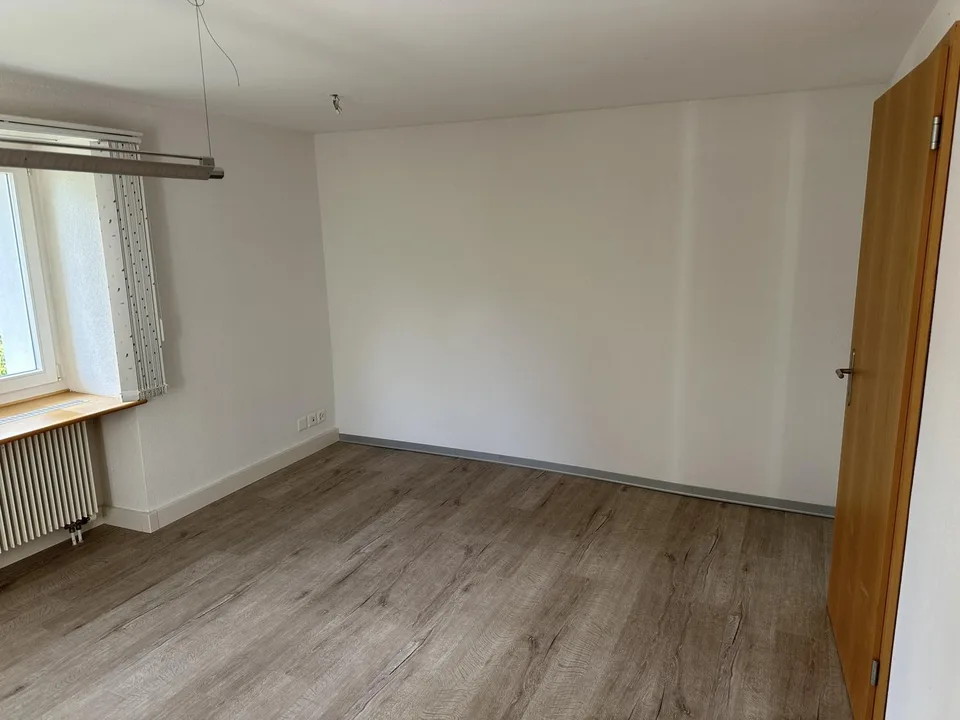 Sonnige, helle 3.5-Zimmer-Wohnung in ruhigem Einfamilienhaus-Quartier.