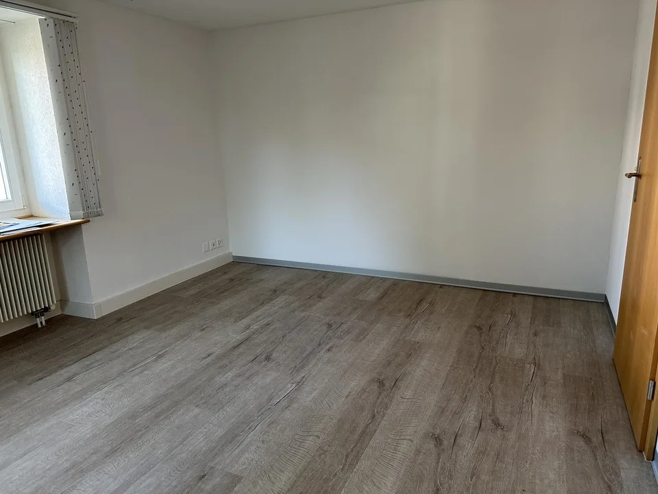 Sonnige, helle 3.5-Zimmer-Wohnung in ruhigem Einfamilienhaus-Quartier.