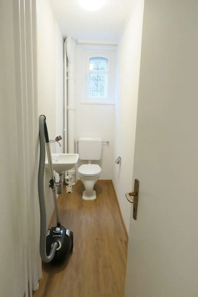 Unmöbliertes WG-Zimmer mit Sitzplatz