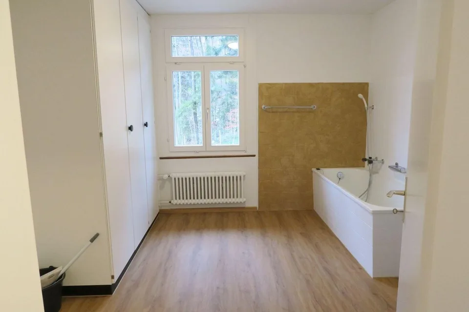 Unmöbliertes WG-Zimmer mit Sitzplatz