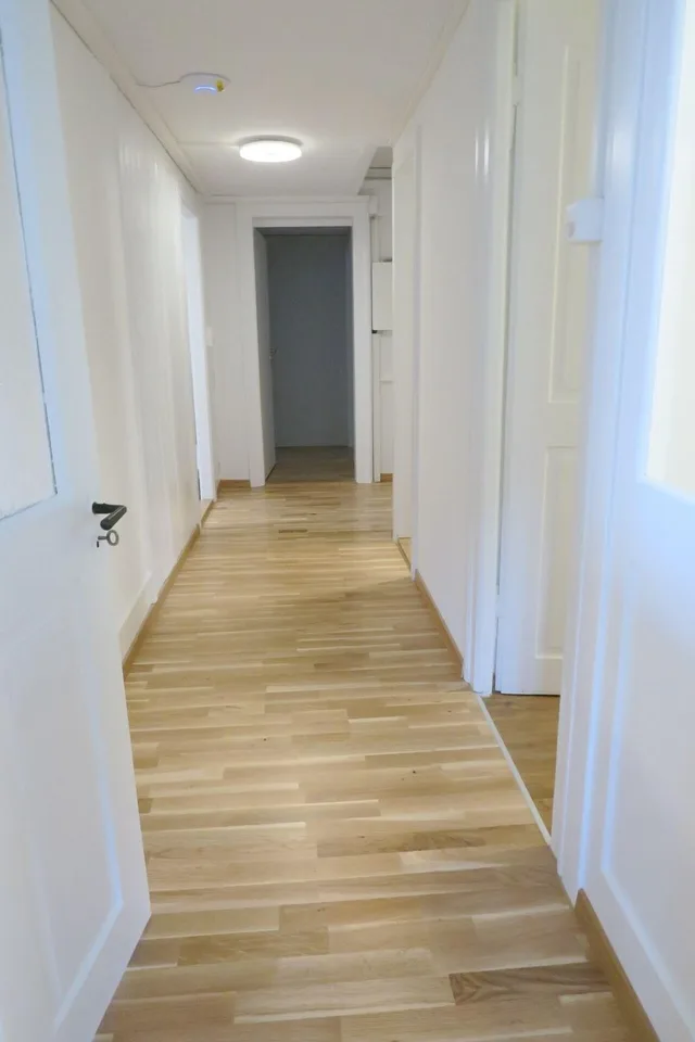Unmöbliertes WG-Zimmer mit Sitzplatz