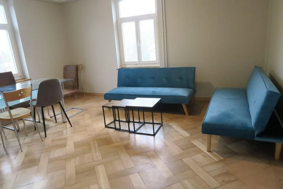 Unmöbliertes WG-Zimmer mit Sitzplatz