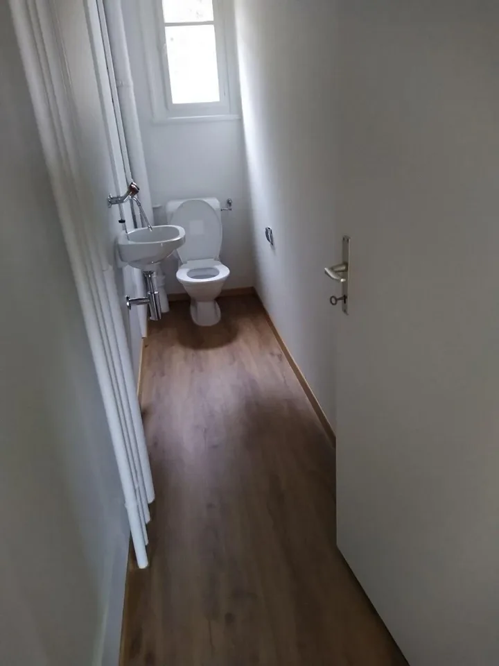 Unmöbliertes WG-Zimmer mit Sitzplatz