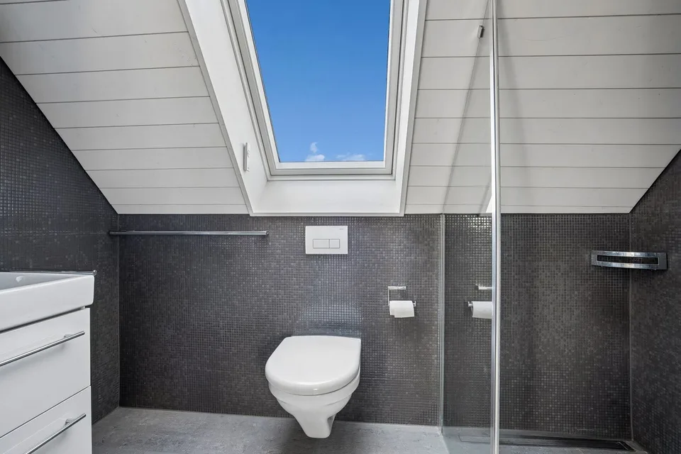 Moderne 3.5-Zimmer-Dachwohnung zwischen Natur und Zentrum – foto 9 di 13