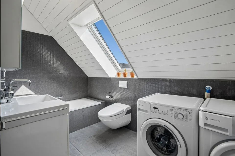 Moderne 3.5-Zimmer-Dachwohnung zwischen Natur und Zentrum – foto 7 di 13