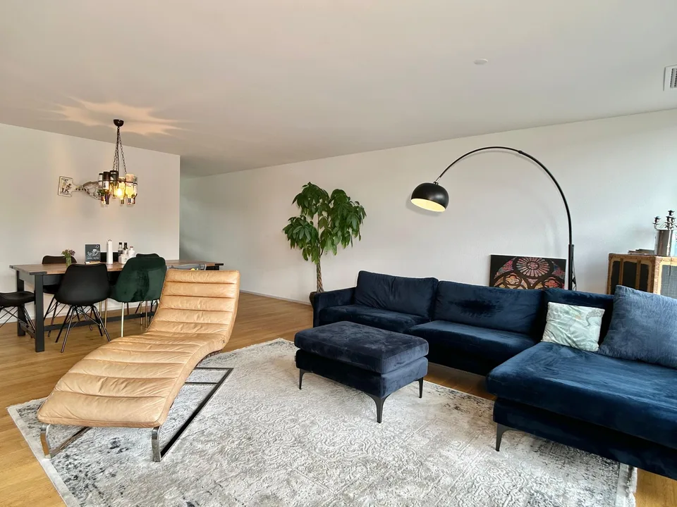 Befristet, möbliert: Moderne 4.5-Zimmer-Wohnung mit Seesicht – Foto 2 von 13