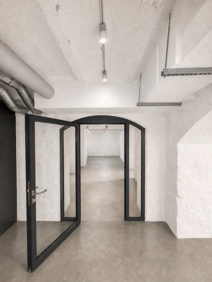 Surface commerciale de 139m2 fraîchement rénovée – Foto 3 von 13