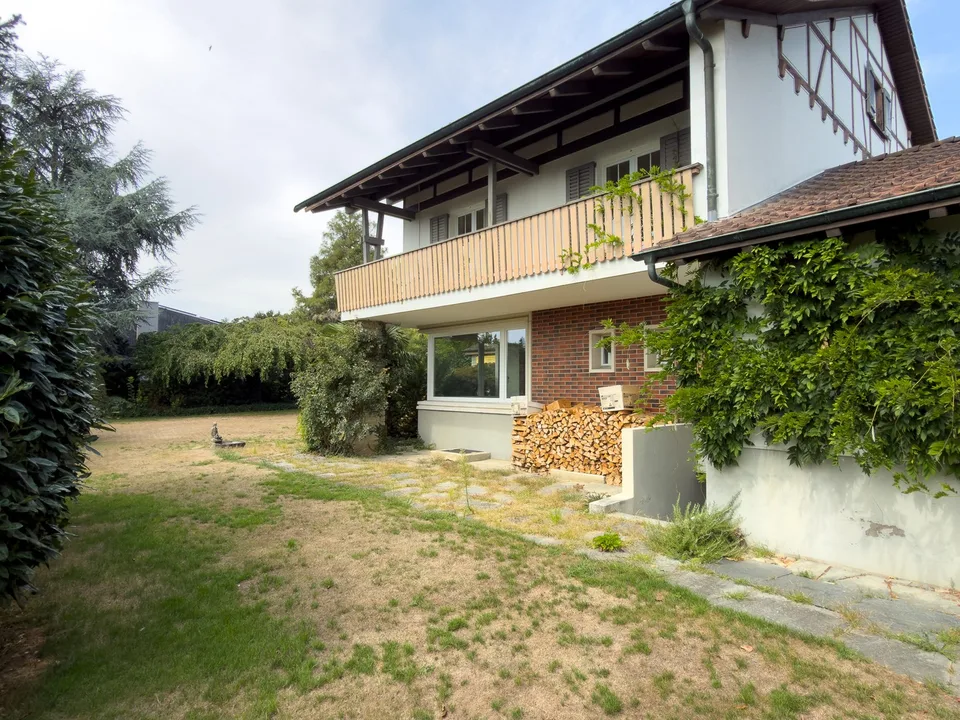 Charmantes Haus mit grossem Umschwung an begehrter Lage
