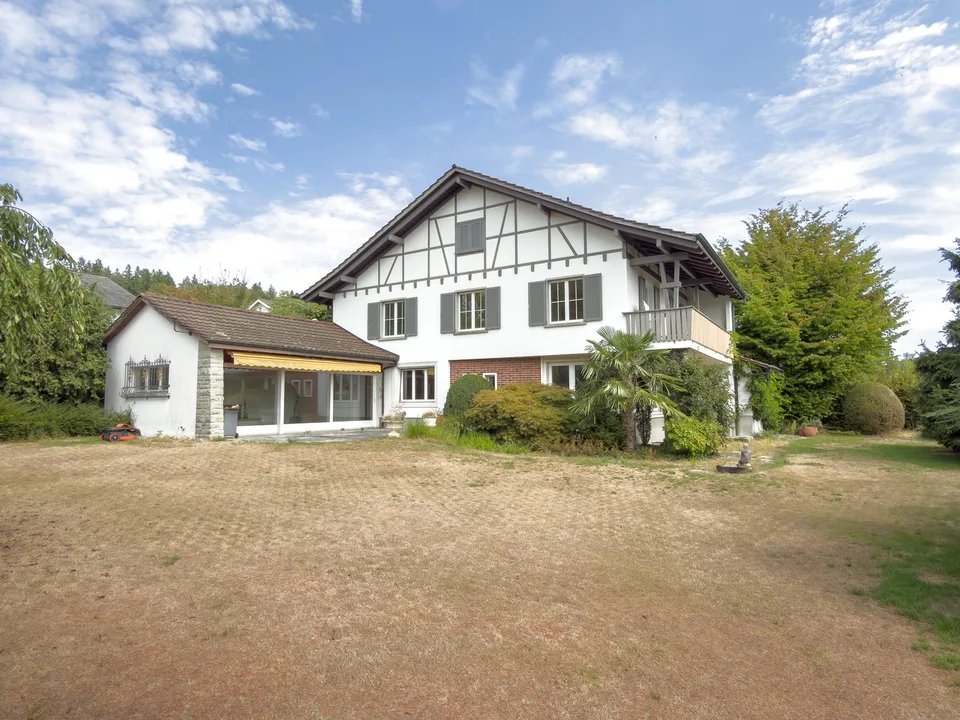 Charmantes Haus mit grossem Umschwung an begehrter Lage