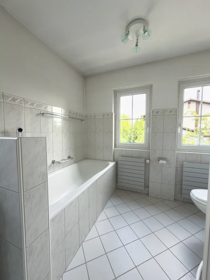 Charmantes Haus mit grossem Umschwung an begehrter Lage