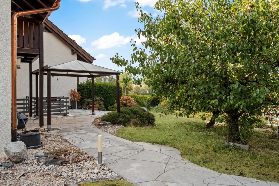 Renovierte 2.5 Zimmer-Gartenwohnung mit Wellnessbereich