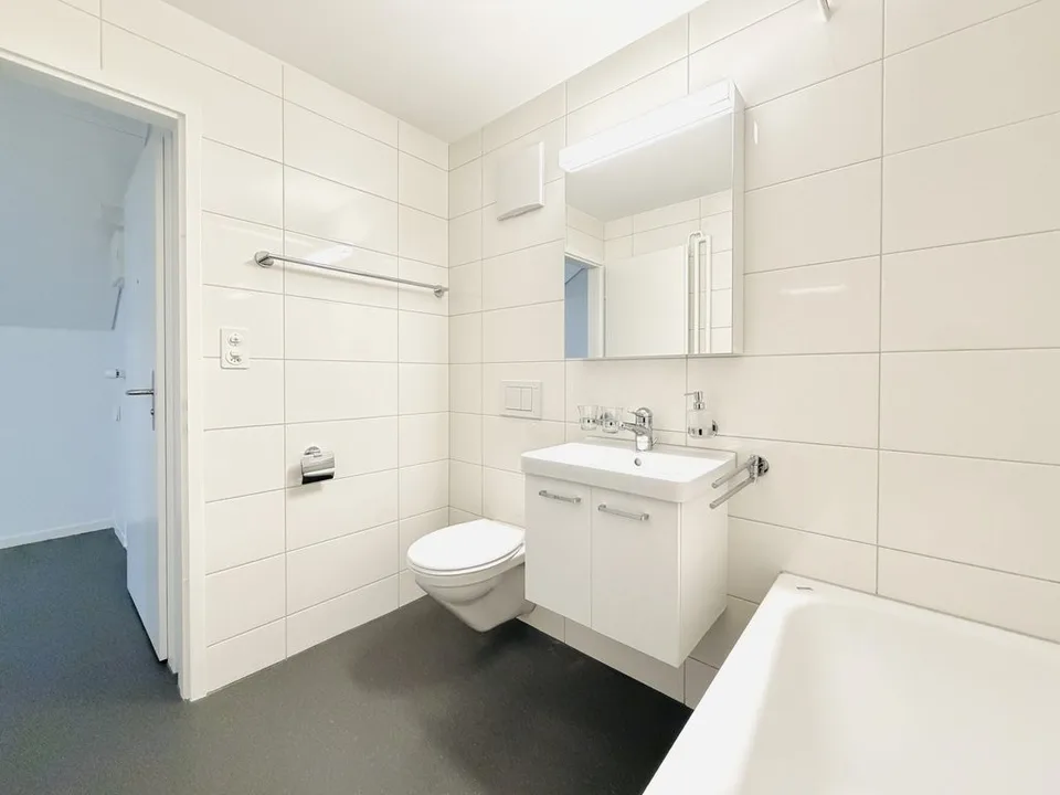 Charmante Dachwohnung mit Balkon – Foto 10 von 12