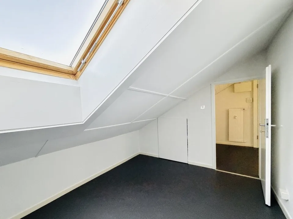 Charmante Dachwohnung mit Balkon – Foto 8 von 12