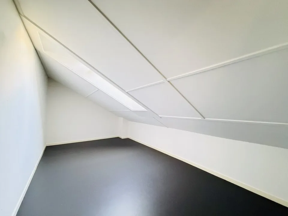 Charmante Dachwohnung mit Balkon – Foto 7 von 12