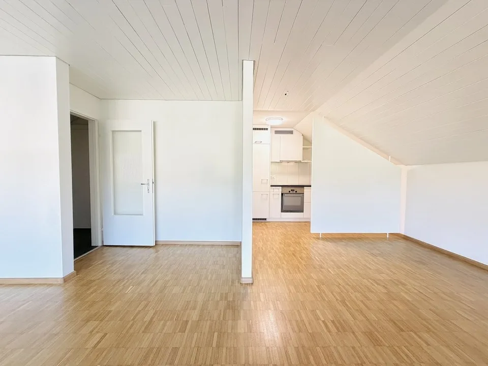Charmante Dachwohnung mit Balkon – Foto 3 von 12