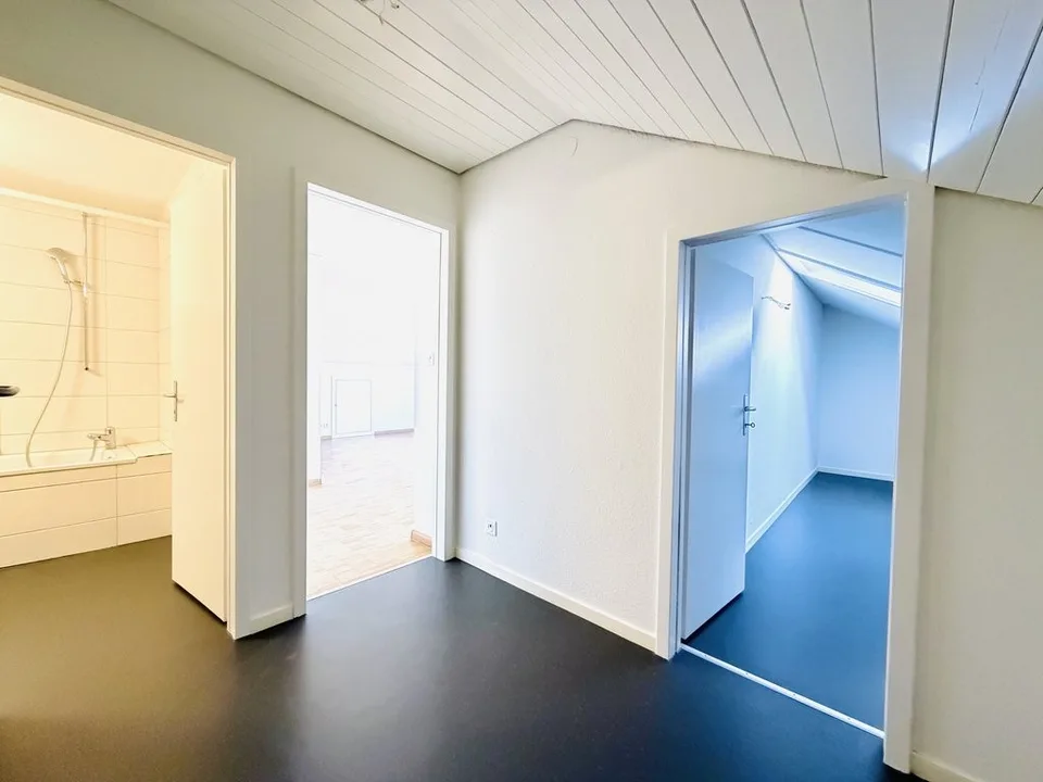 Charmante Dachwohnung mit Balkon – Foto 6 von 12
