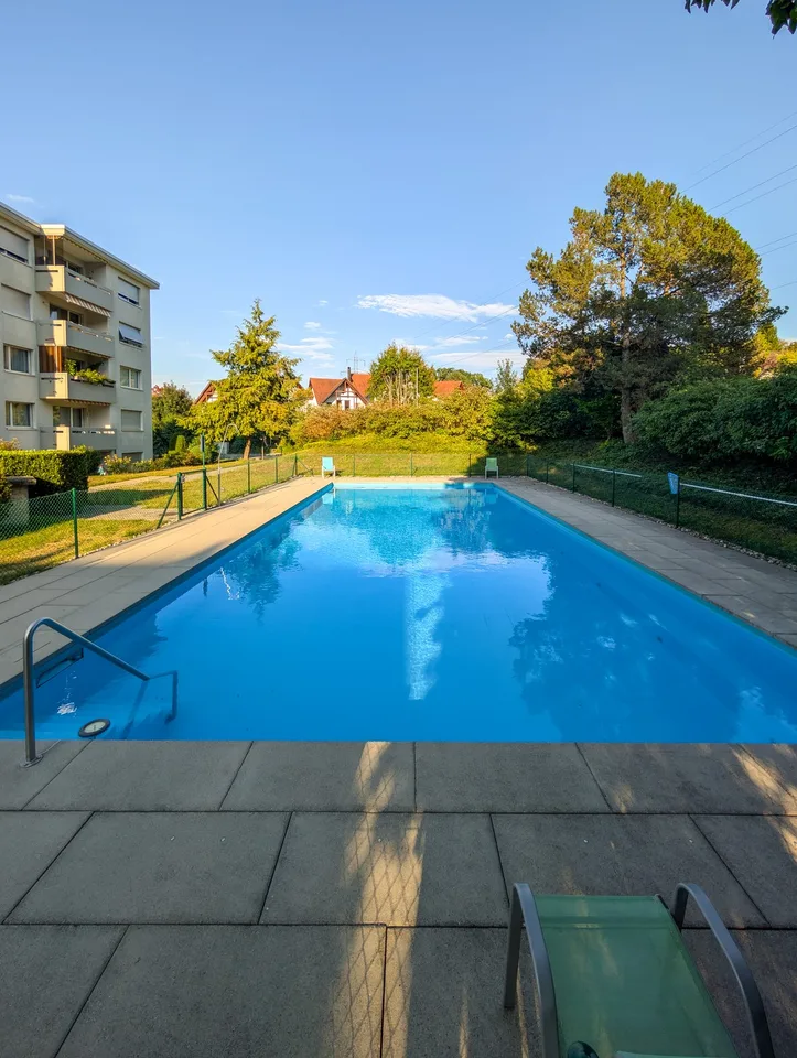 Ruhiges möbliertes 1,5-Zimmer-Apartment mit Pool / Quiet furnished 1.5-room apartment with pool