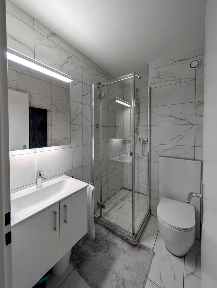 Ruhiges möbliertes 1,5-Zimmer-Apartment mit Pool / Quiet furnished 1.5-room apartment with pool
